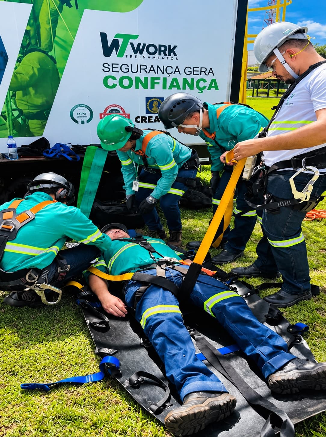 Operador conduzindo carga com ponte rolante em treinamento de movimentação