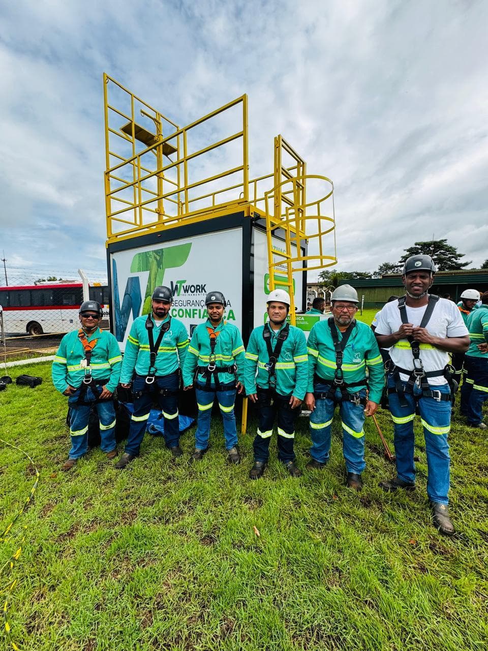 Turma equipada em frente à unidade móvel da Work, antes do treinamento prático