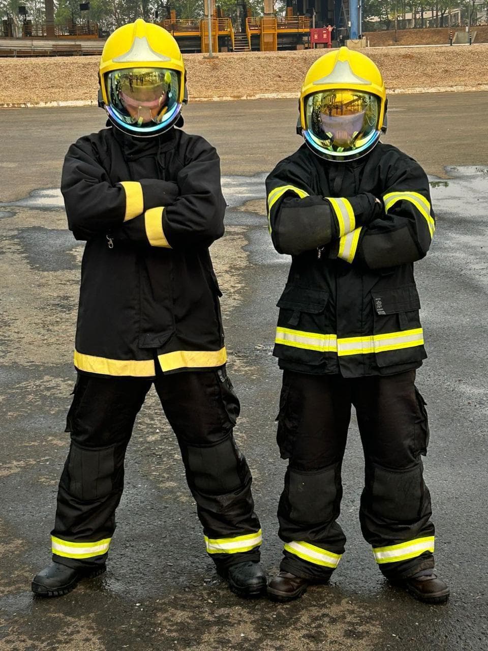 Brigadistas com vestimenta de aproximação, capacete e proteção respiratória completos