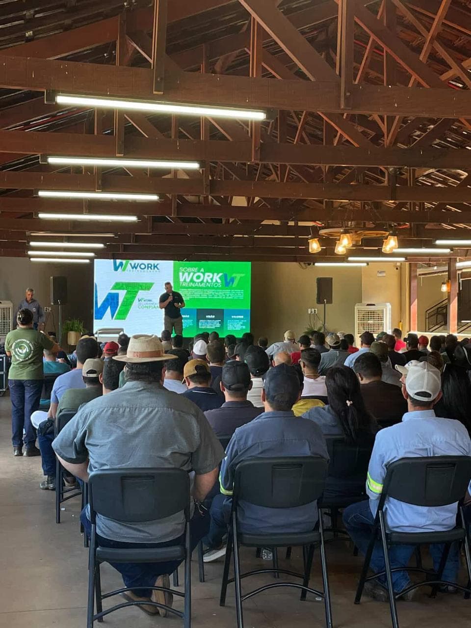 Palestra da Work Treinamentos para uma plateia cheia de colaboradores