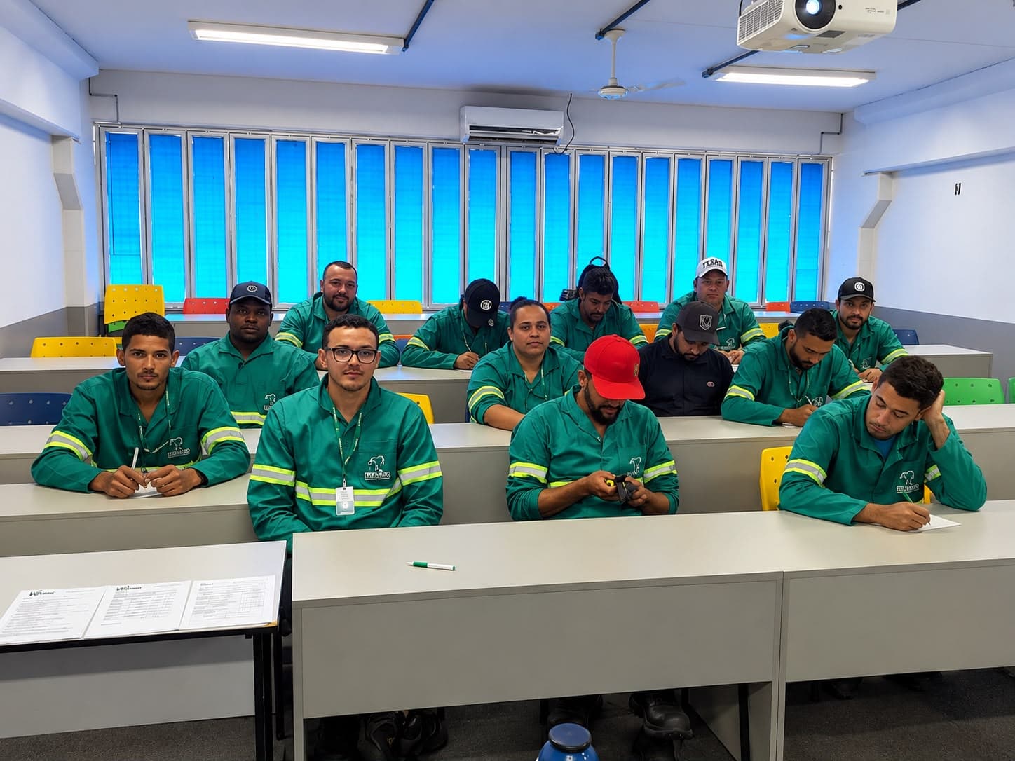 Instrutor e alunos equipados durante treinamento de espaço confinado da Work